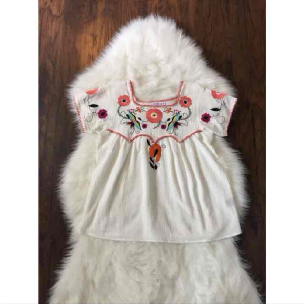 Izzy & Lola White Floral Embroidered Blouse